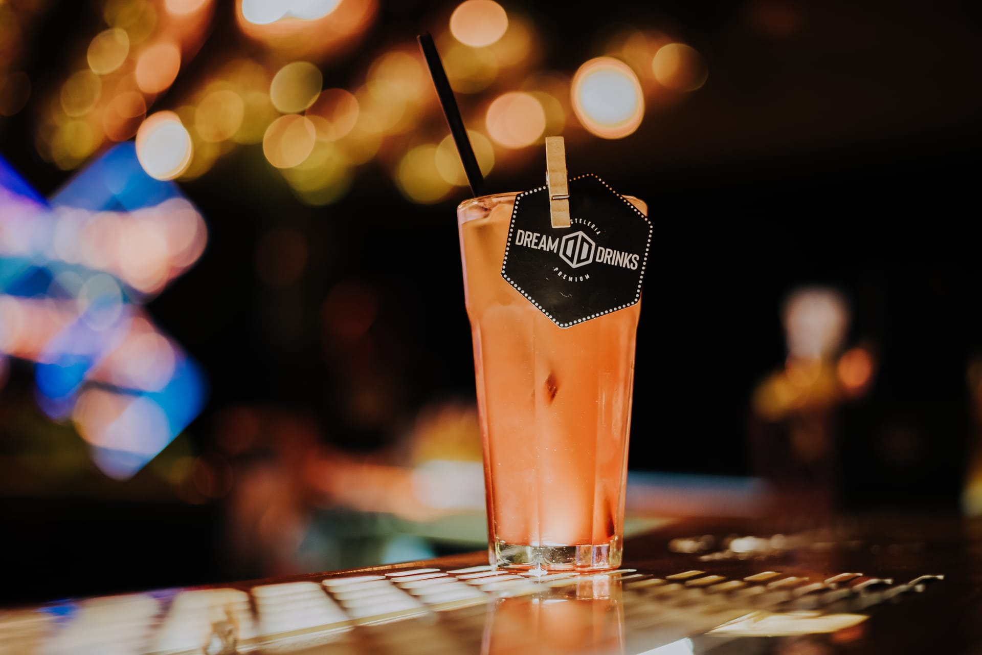Cóctel premium con etiqueta Dream Drinks