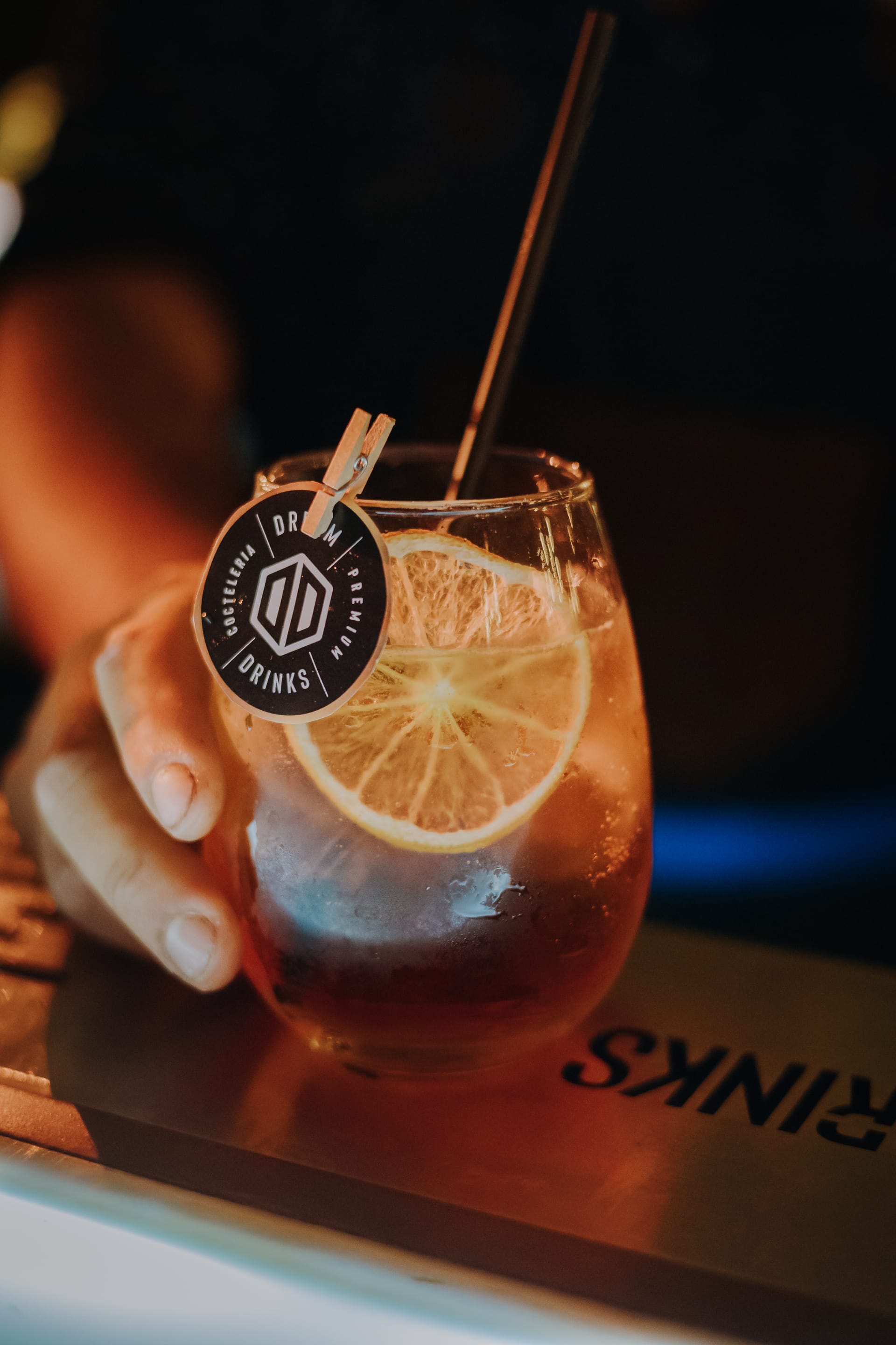 Cóctel Dream Drinks con garnish de cítrico