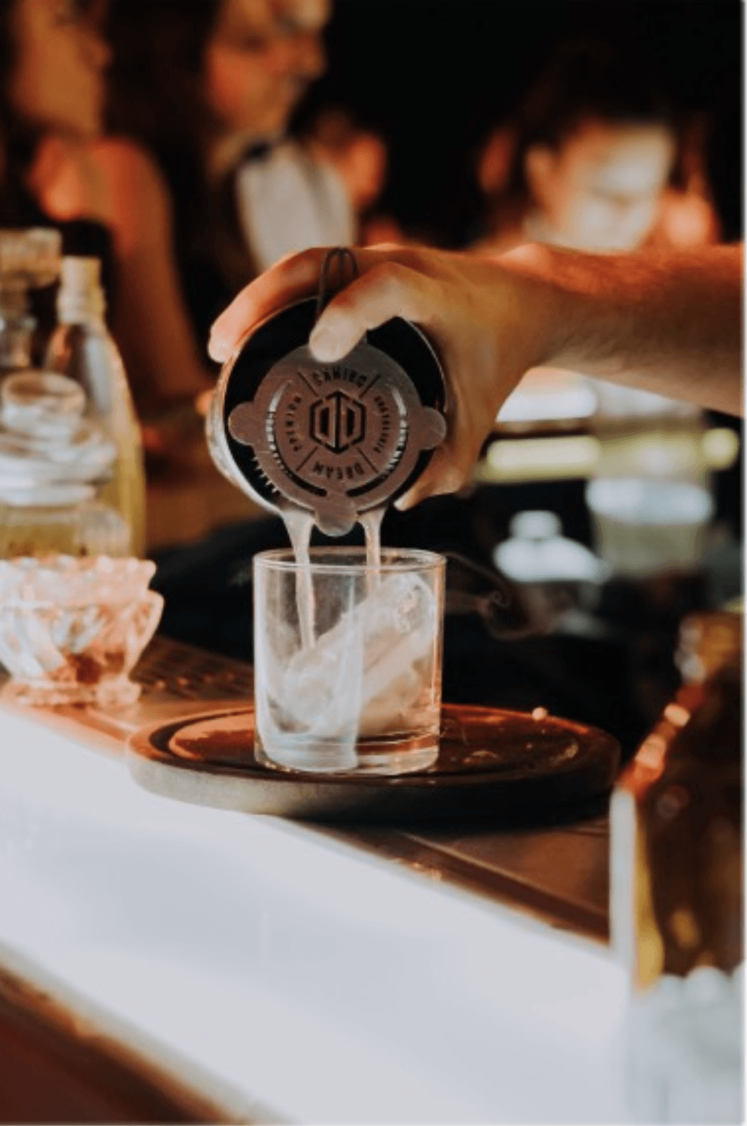 Servicio de cóctel en vaso con hielo