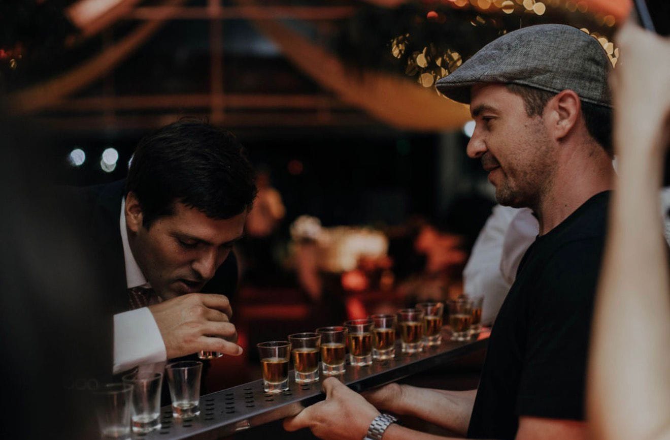 Bartender sirviendo shots en el evento