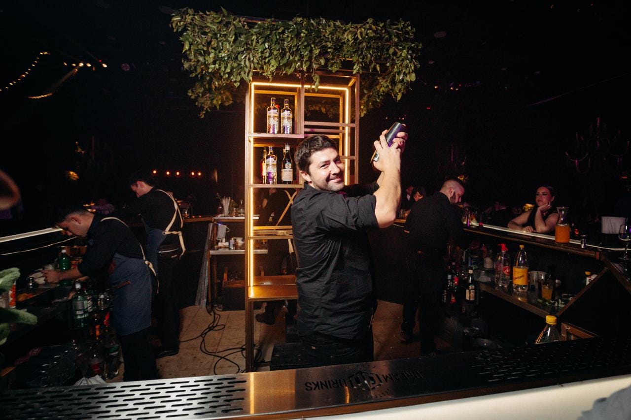 Bartender preparando cóctel en la barra